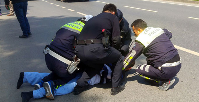 Kolundaki serumu çıkartıp ambulanstan dışarı fırladı