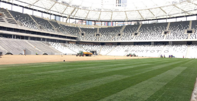 Vodafone Arena'da çimler seriliyor
