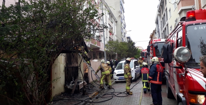 Küçükçekmece'de gecekonduda yangın :1 ölü