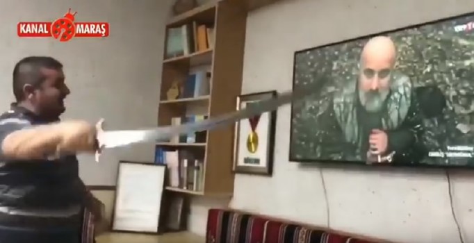 Kılıcını çekip Diriliş Ertuğrul'u izleyen vatandaş şaşırttı | Video