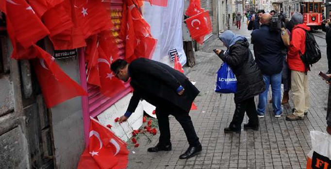 İstiklal'de patlamanın olduğu yere Türk bayrakları asıldı