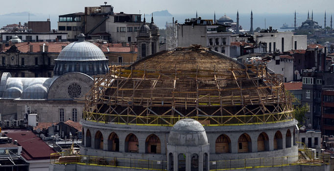 Ana kubbesi kapatıldı: Taksim Camii ile Aya Triada Rum Kilisesi aynı karede
