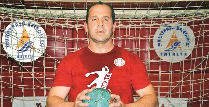 Hentbol Süper Lig'de gol atan 47 yaşındaki Nevzat Hocaoğlu ‘gol atan en yaşlı oyuncu’ oldu