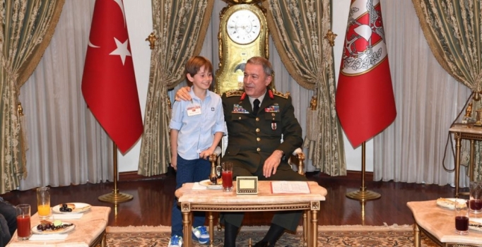 Genekurmay Başkanı Akar, karargahta çocukları ağırladı