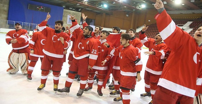 Buz Hokeyi U18 Milli Takımı U18 Buz Hokeyi Dünya Şampiyonası'nda ikinci oldu