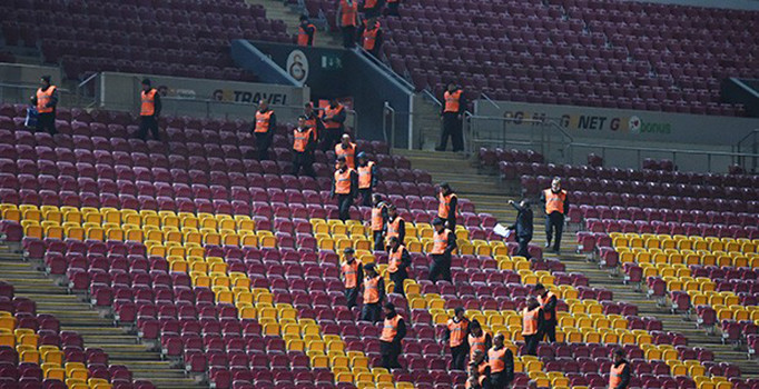 Arena'da koltuk koltuk bomba arandı