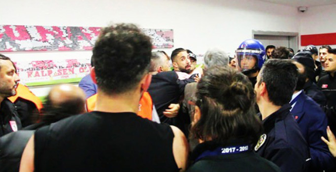 Samsunspor-Denizlispor maçında gerginlik! Hakem odasını bastılar