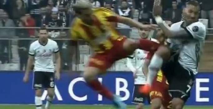 Beşiktaş'ta kırmızı kart isyanı! Quaresma'ya uçan tekme...