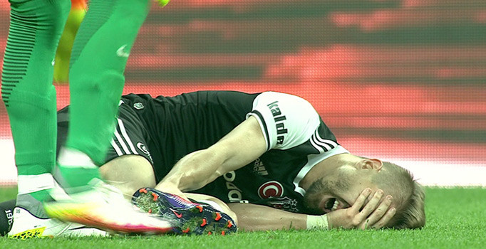 Beşiktaş'ta derbi öncesi sakatlık şoku! Caner Erkin sezonu kapattı