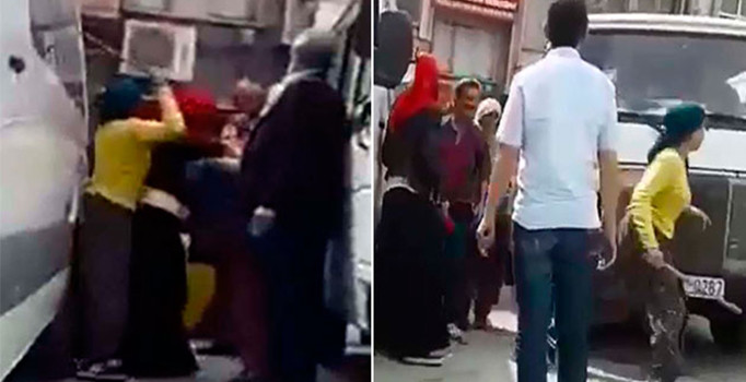 Kadınlar, kendilerini taciz ettiğini iddia ettikleri kişiyi sopa ve şemsiyeyle dövdü