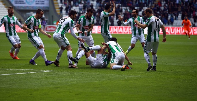 Konyasporlu futbolcular aralarında topladıkları bir miktar parayı basketbol kulübüne verdi