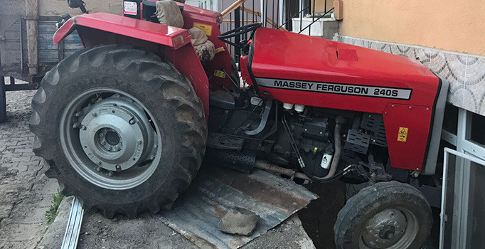 Freni tutmayan traktör eve daldı | Giresun haberleri