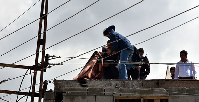 Elektrik akımına kapılan baba ile oğlu hayatını kaybetti