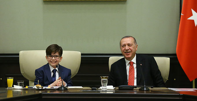 Cumhurbaşkanı Erdoğan minik Fatih'e koltuğunu devretti