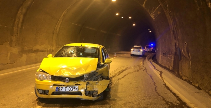 Trafiğe kapalı tünelde kaza: 8 yaralı