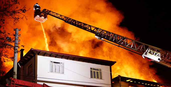 Doğalgaz patladı, 7 ev alev topuna döndü