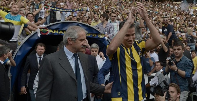 Fenerbahçe'de sportif direktör Terraneo'yu van Persie yaktı