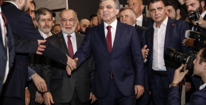 Abdullah Gül ile Karamollaoğlu ödül töreninde bir araya geldiler