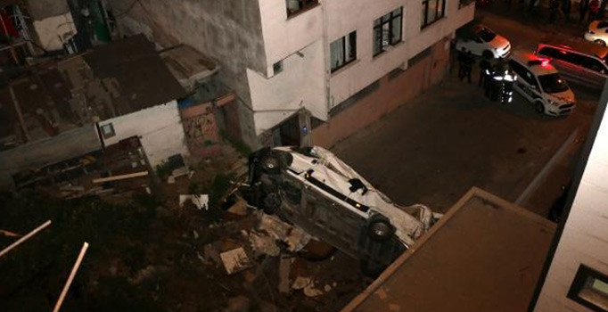 Kağıthane'de korkutan kaza: Minibüs binanın arasına uçtu