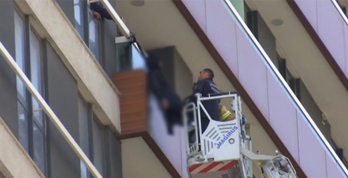 Lüks sitede balkon korkuluklarında asılı ceset bulundu