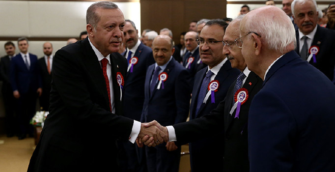Erdoğan ve Kılıçdaroğlu, gerilimin ardından ilk kez tokalaştı
