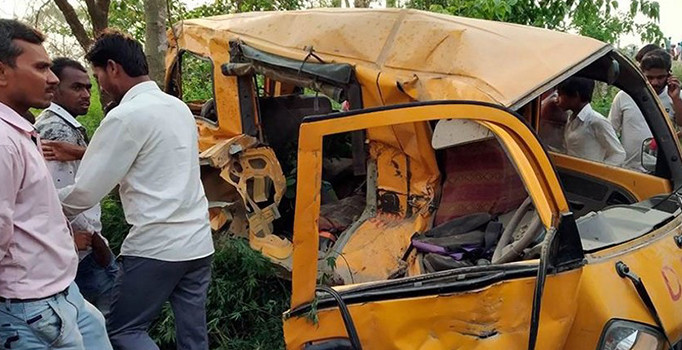 Hindistan’da tren okul servisine çarptı: 14 ölü