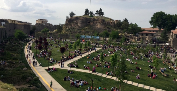 Sur'da restorasyonu tamamlanan tarihi mekanlara ziyaretçi akını