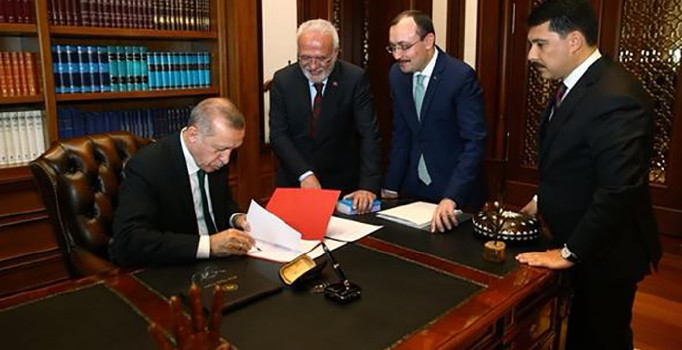 Cumhurbaşkanı Erdoğan adaylık için imzayı attı, Twitter'dan paylaştı