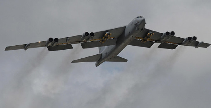 ABD savaş uçaklarından tehlikeli manevra