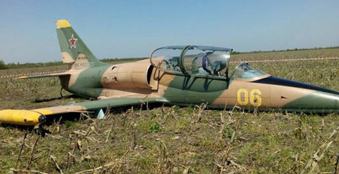 Rus pilot arıza yapan uçağı tarım arazisine indirdi