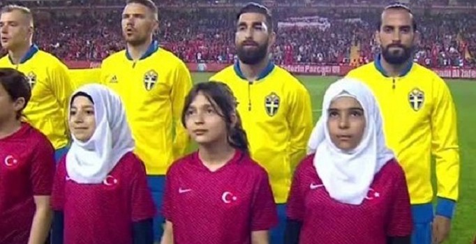Suriyeli konuklar A Milli Takım futbolcularıyla beraber seremoniye çıktı