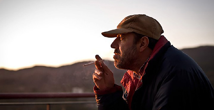 Hem cinayeti yazar hem de çözer