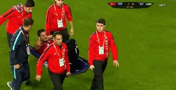 İsveç'le oynanan hazırlık maçında sakatlanan Hakan Balta korkuttu