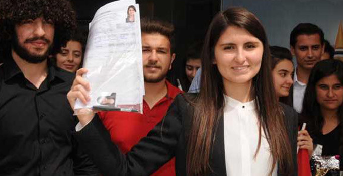 18 yaşındaki aday adayı resmen başvurusunu yaptı