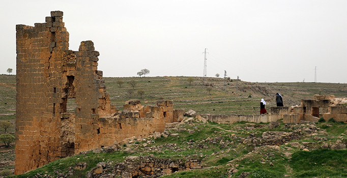 Diyarbakır'daki Zerzevan Kalesi'nde gizemli tüneller bulundu