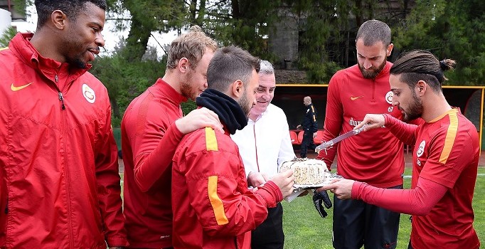 Eskişehirspor maçı hazırlıkları sürdüren Galatasaray'da Tarık Çamdal'ın doğum günü kutlandı