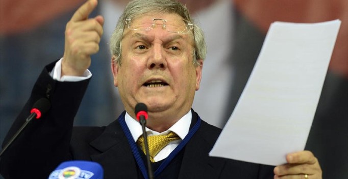 Fenerbahçe taraftarı Paris'te Aziz Yıldırım'ı istifaya çağırdı