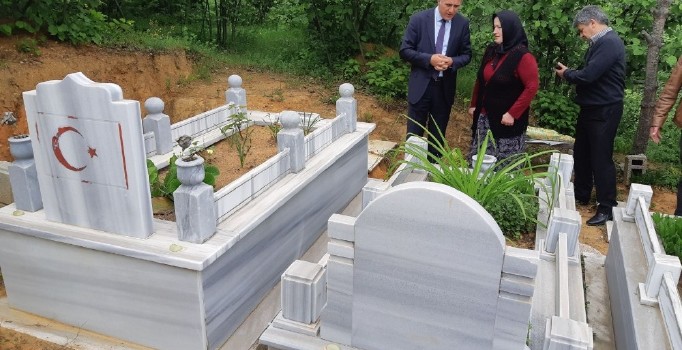 1 Mayıs öncesi şehit madencinin mezarını ziyaret ettiler