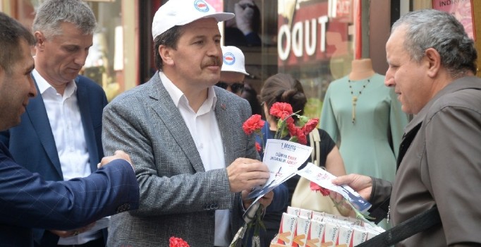 Memur-Sen’den karanfilli 1 Mayıs daveti