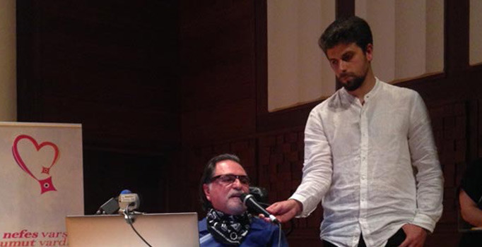 Dünyada bir ilk! Gözleriyle yan flüt çaldı