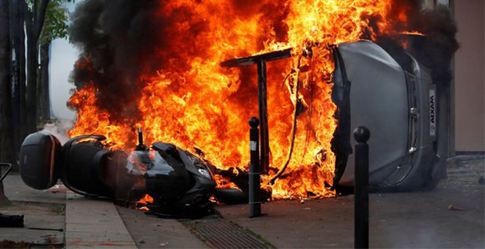 Fransa'da olaylı 1 Mayıs! Göstericiler sokakları ateşe verdi