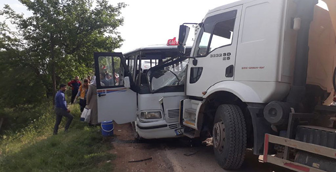 Yolcu minibüsü ile kamyon kafa kafaya çarpıştı: 7 yaralı