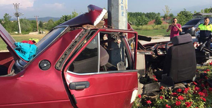 Düzce'de feci kaza: Araba ikiye ayrıldı