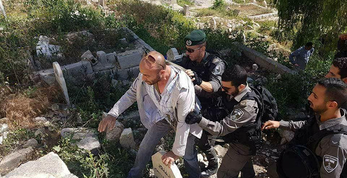 İsrail polisi Müslüman mezarlığına yine baskın yaptı