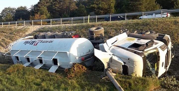 Şarampole devrilen tırdan sağ kurtuldu
