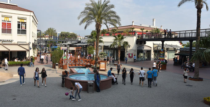 Öğrenci yurdu yapılacak diye satılan arsaya AVM yapıldı