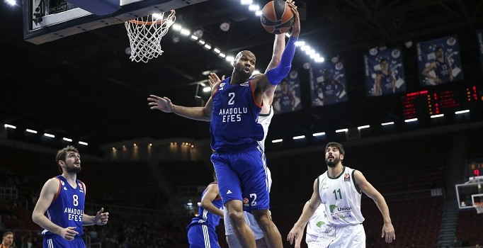 Anadolu Efes, THY Euroleague'de konuk ettiği Unicaja Malaga’yı 87-67 yendi