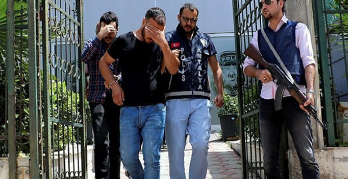 Cinayet zanlılarını ‘deri şapka’ yakalattı