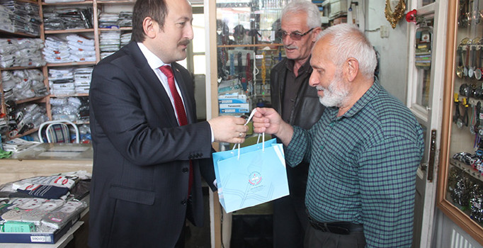 Vali sokak sokak gezip kitap dağıttı