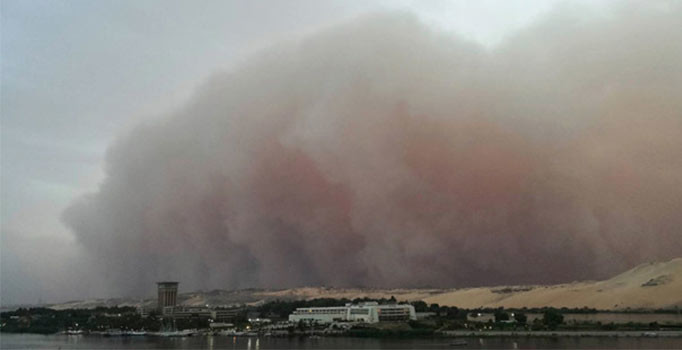 Hindistan'da kum fırtınası: 77 ölü, 143 yaralı